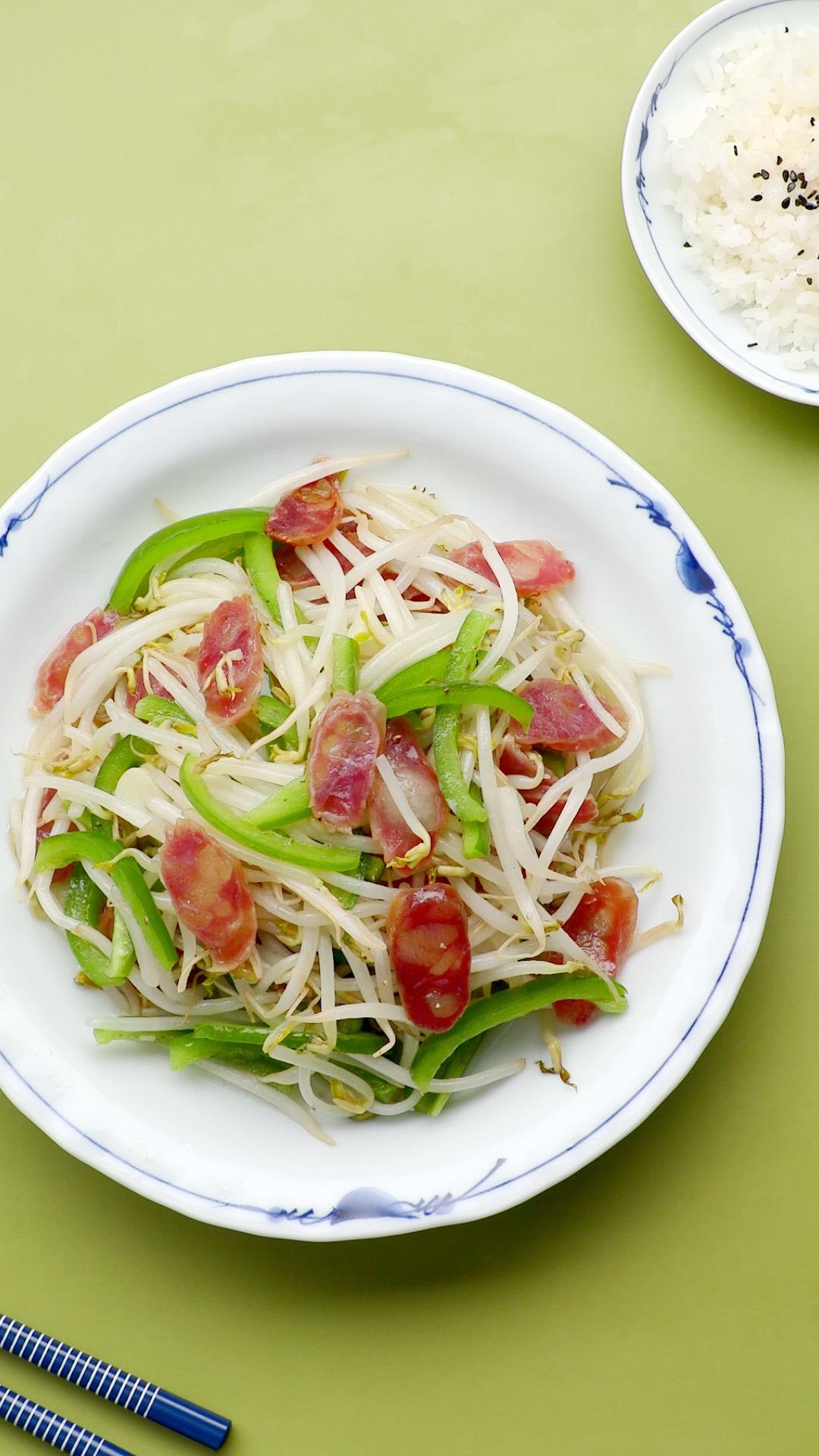 青椒豆芽炒腊肠的做法