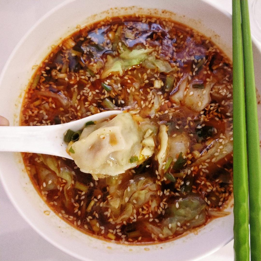 省时又便捷，没人能抗拒这碗酸汤水饺！🥟
