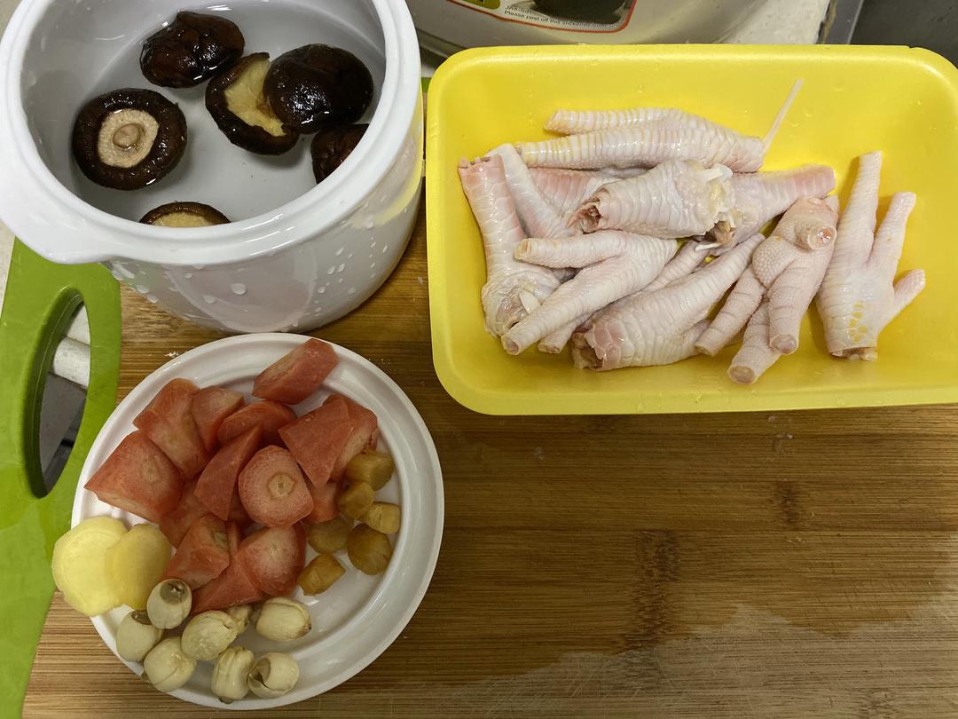 香菇瑶柱莲子鸡脚汤的做法