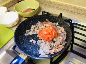 宝宝辅食-番茄三文鱼蔬菜烩饭的做法 步骤2