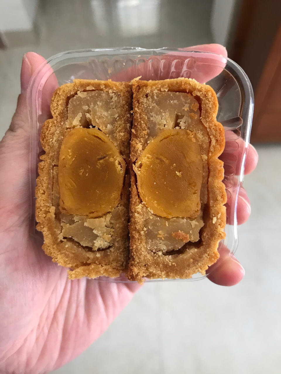 蛋黄莲蓉广式月饼