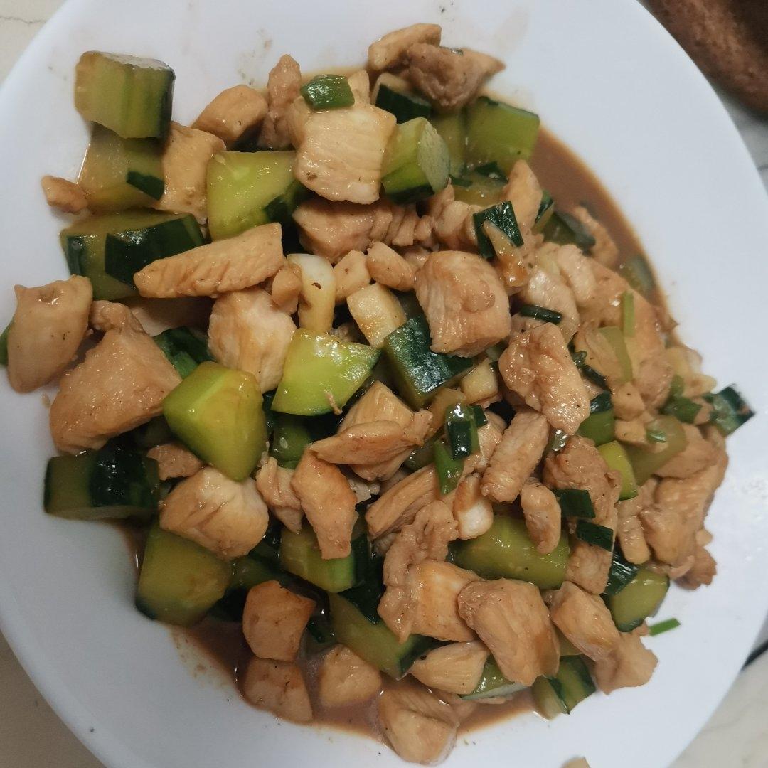 清爽解腻的黄瓜炒鸡胸肉，低脂低卡减肥食谱