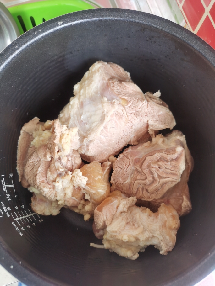电饭锅版酱牛肉的做法 步骤1