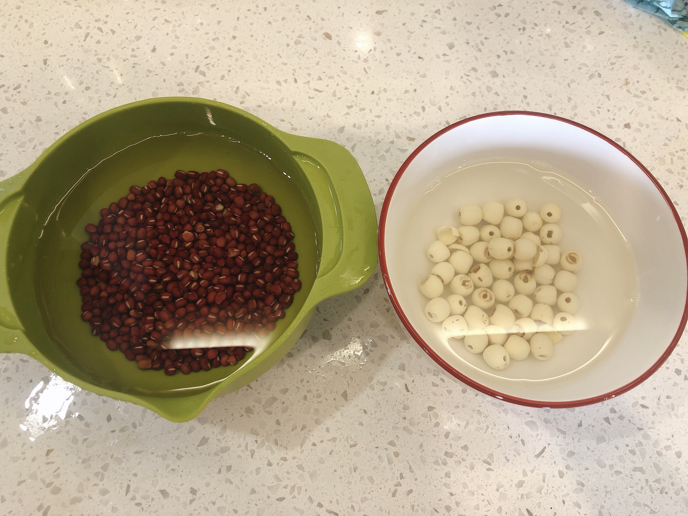 比外面糖水铺好吃十倍的莲子百合红豆沙的做法 步骤1