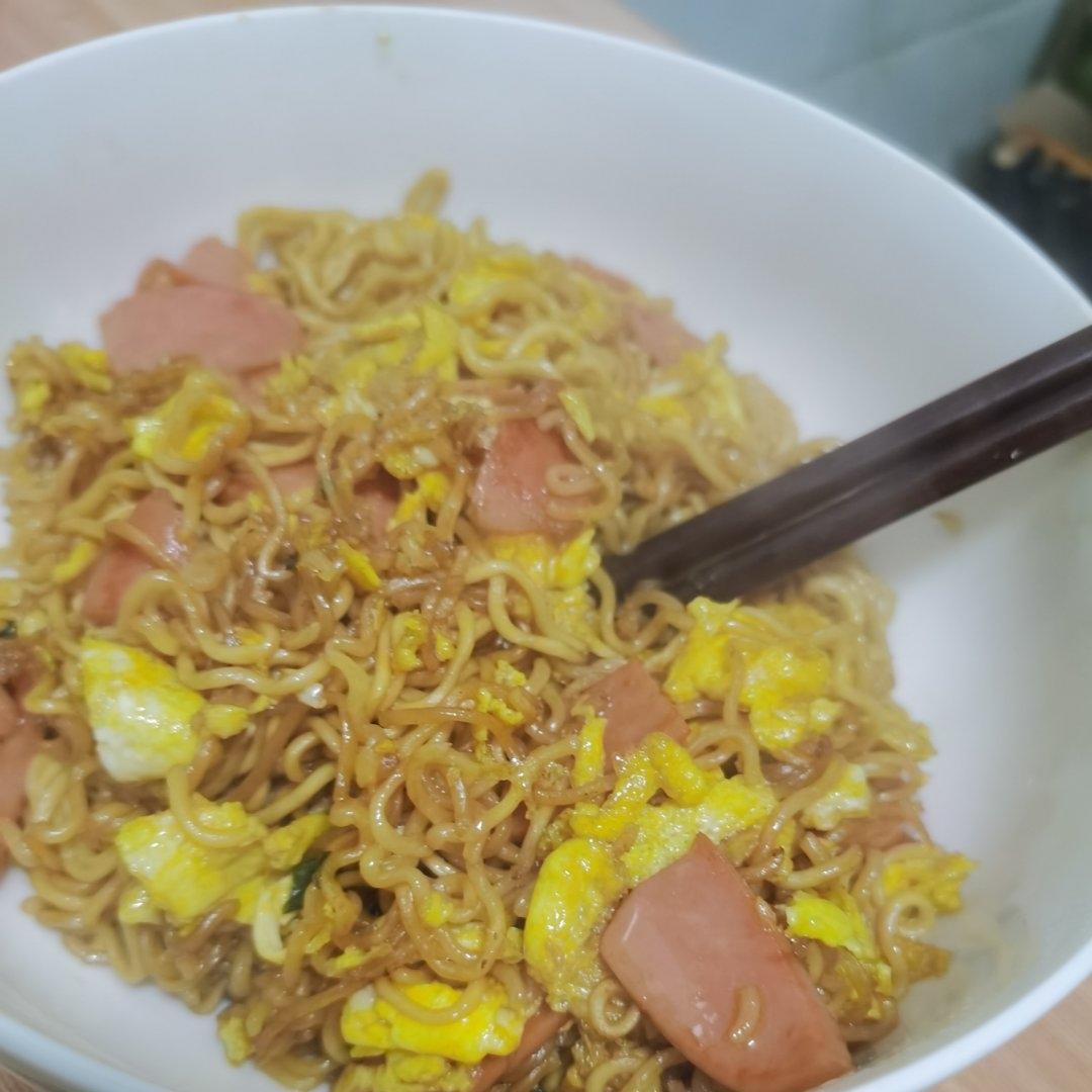 泡面的灵魂吃法⁉️爆炒方便面