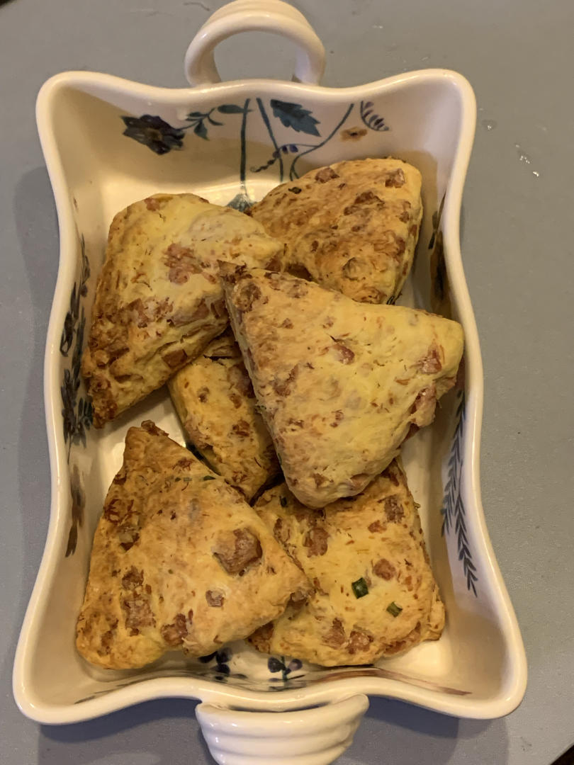 自发粉香肠香葱司康