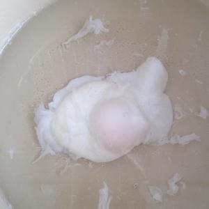 轻松做出形状完整的水煮荷包蛋的做法 步骤4