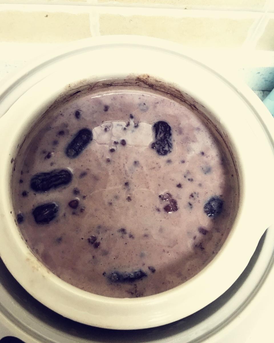 红枣红豆薏仁牛奶粥