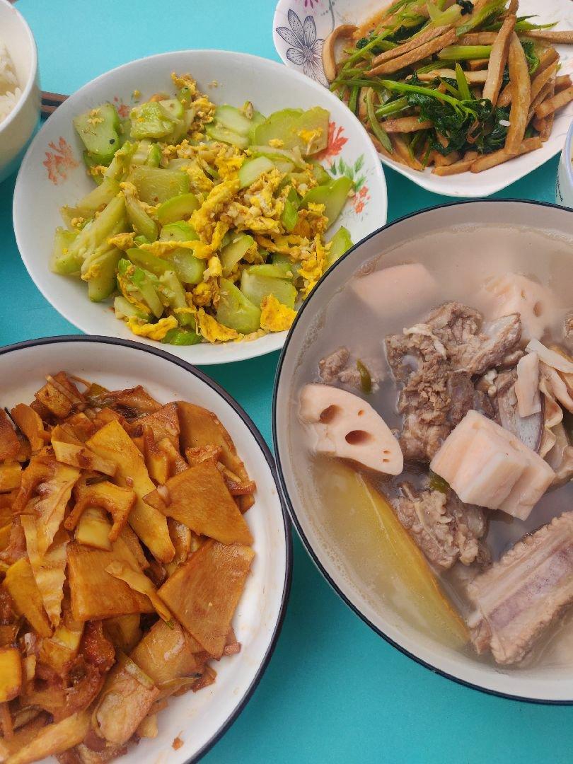 秋冬滋补——莲藕花生排骨汤（内附超香蘸料做法！）