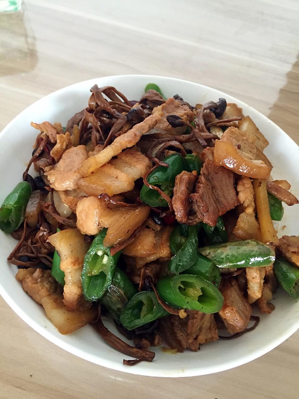 五花肉干锅茶树菇