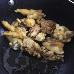 土豆香菇鸡腿饭的做法 步骤2