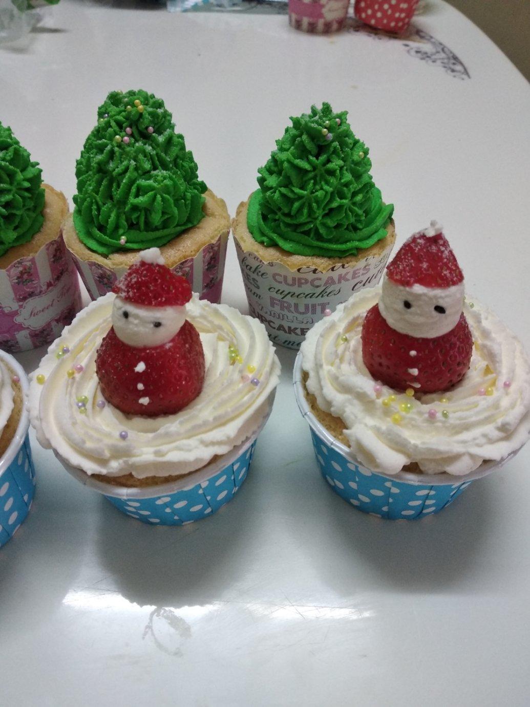 纸杯蛋糕 圣诞草莓心圣诞树杯子蛋糕 &十月&@@@做的圣诞草莓心圣诞树