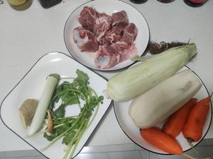 家常快手电饭煲骨头莲藕玉米胡萝卜汤的做法 步骤1