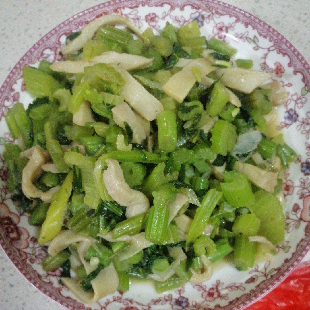杏鲍菇.芹菜炒鸡蛋