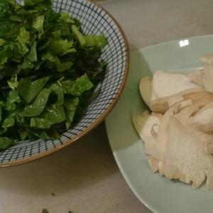莴笋叶炒白灵菇的做法 步骤2