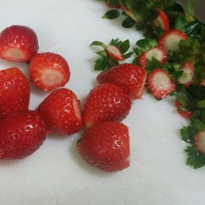 冰糖草莓的做法 步骤3