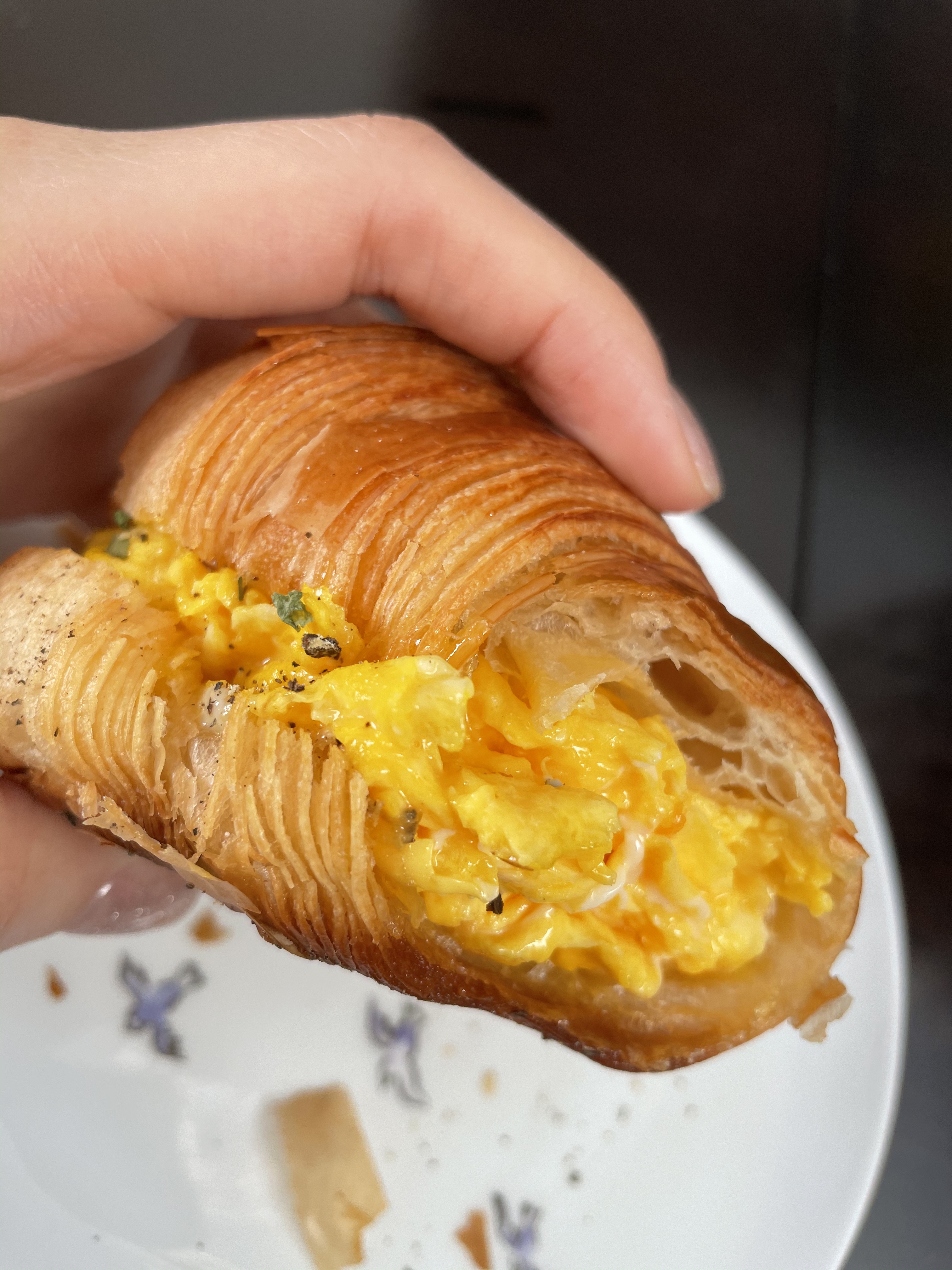 早餐哒哒-35s滑蛋可颂scrambled egg croissant 🥐的做法