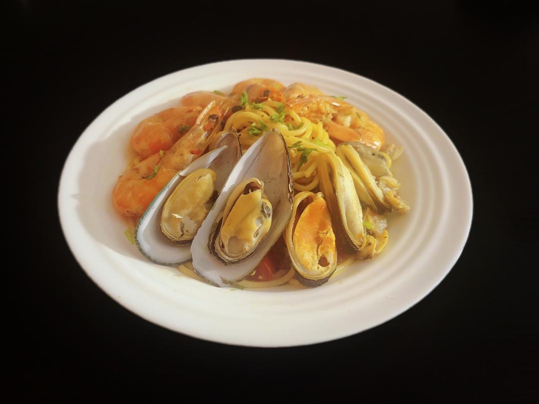白葡萄酒海鲜意面（Seafood Pasta with White Wine）