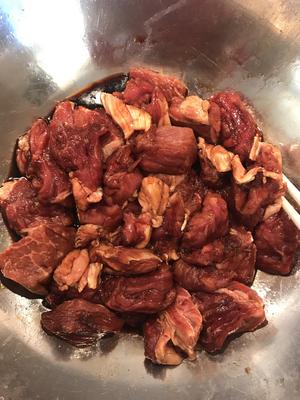 红烧牛肉炖土豆胡萝卜 秋季暖胃 鲜香美味的做法 步骤1