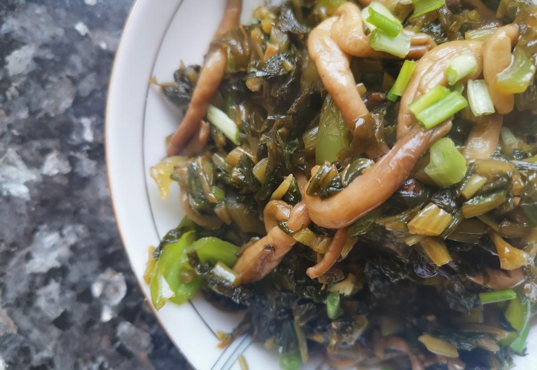 小李厨房1做的雪菜炒蘑菇