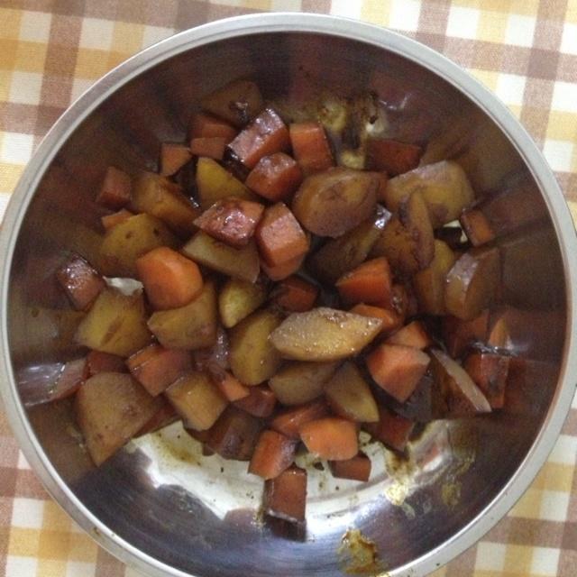 酱闷胡萝卜土豆的做法
