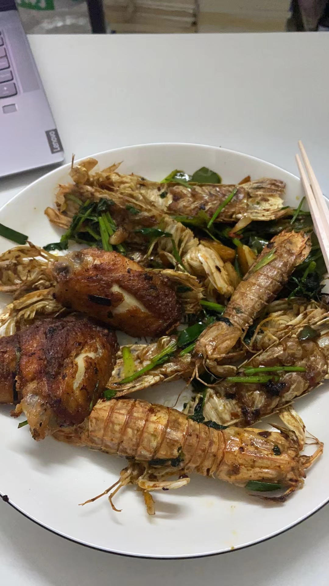 无油炸版的椒盐皮皮虾和巧拨虾壳的方法
