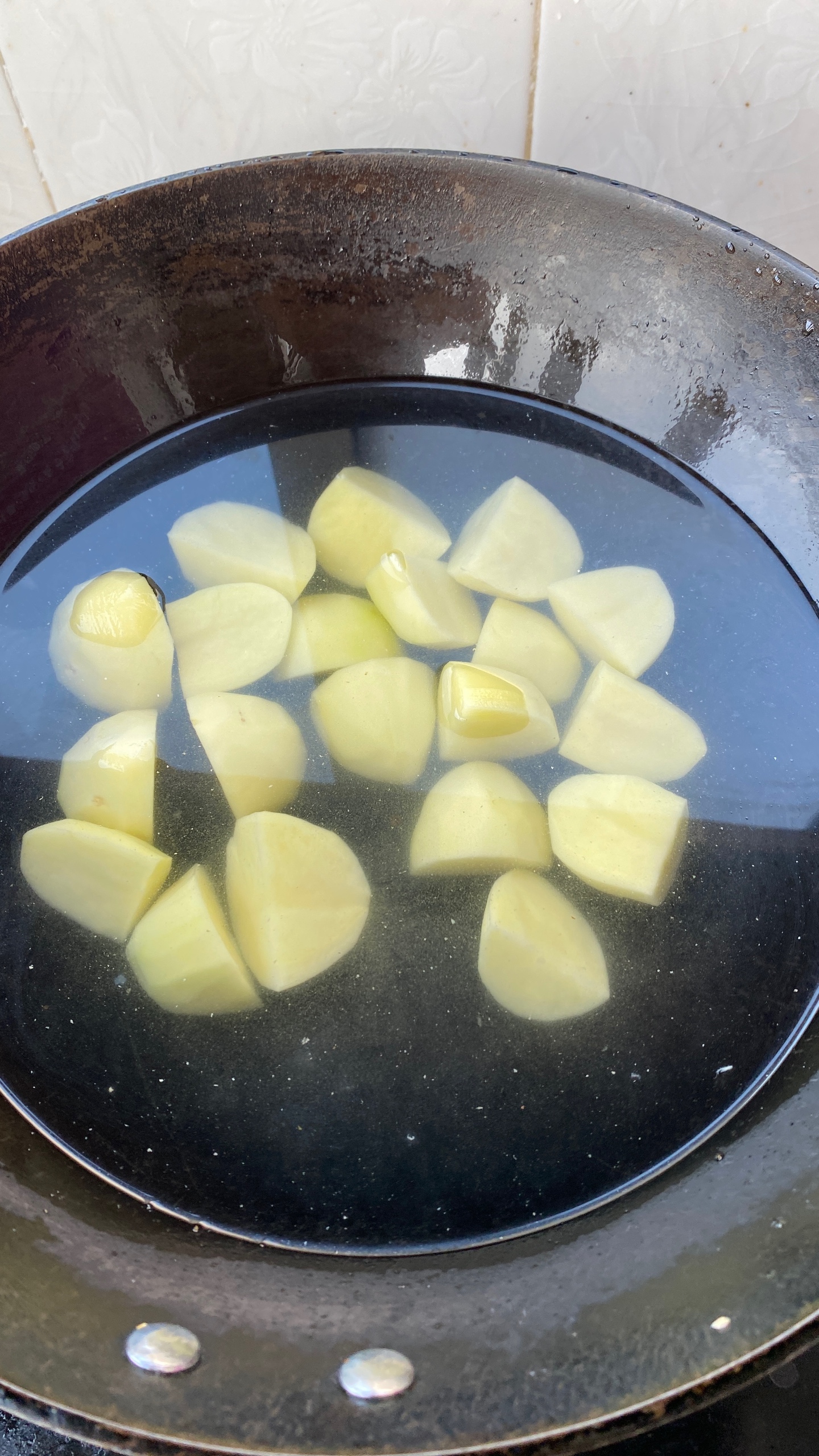 土豆烧鸡腿的做法 步骤2