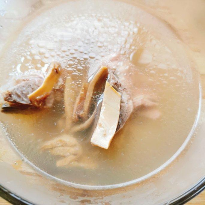 好喝的😀墨鱼排骨汤