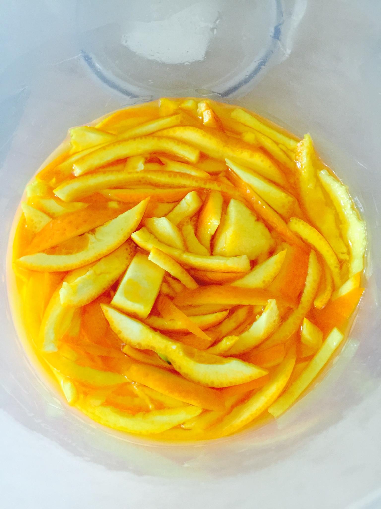 自制柑橘洗洁精的做法 步骤3