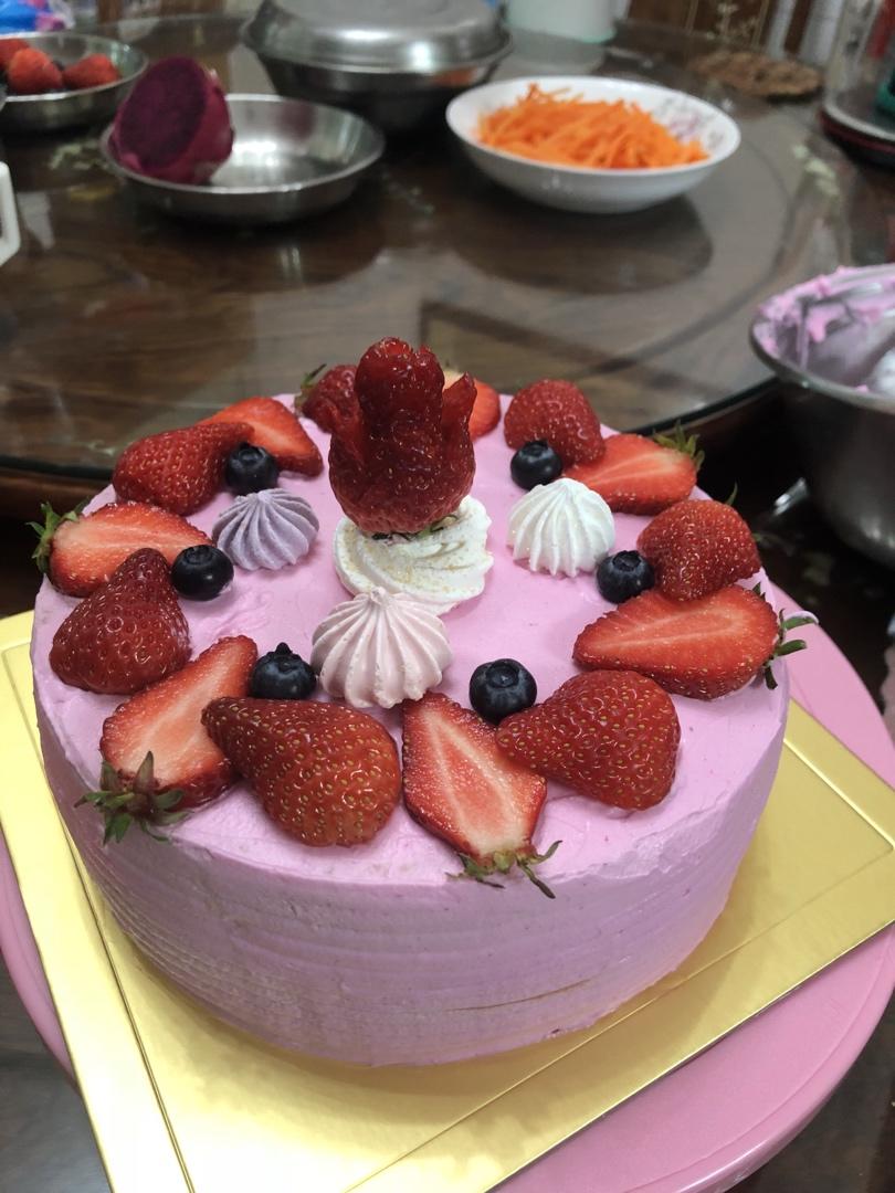 我只是我_share做的红心火龙果调色奶油蛋糕