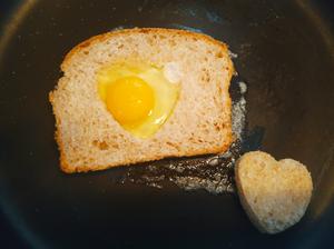 用一片面包表达我的爱心–黄油❤️鸡蛋吐司的做法 步骤3