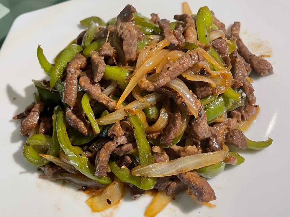 下饭快手菜！青椒洋葱炒牛肉