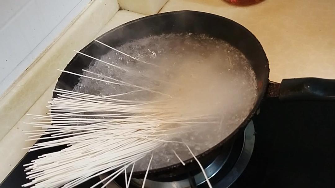 10分钟晚餐，红油豆瓣酱卤鸡炒面，生命体征维持餐，打工人下班如何快速吃上饭
#美食vlog #晚餐 #日常做饭 #厨神日记 #头条双星激励计划