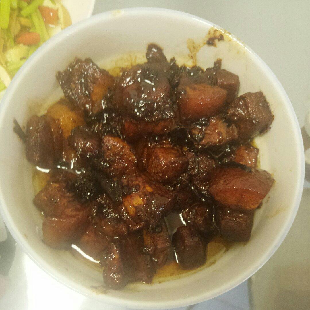 吃着碗里望着锅里的红烧肉