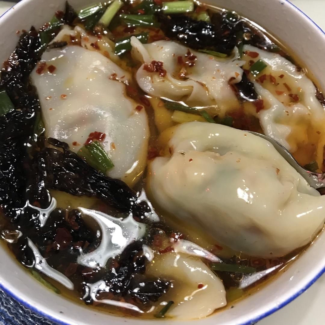 省时又便捷，没人能抗拒这碗酸汤水饺！🥟