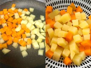 三鲜彩蔬炒鸡丁的做法 步骤4