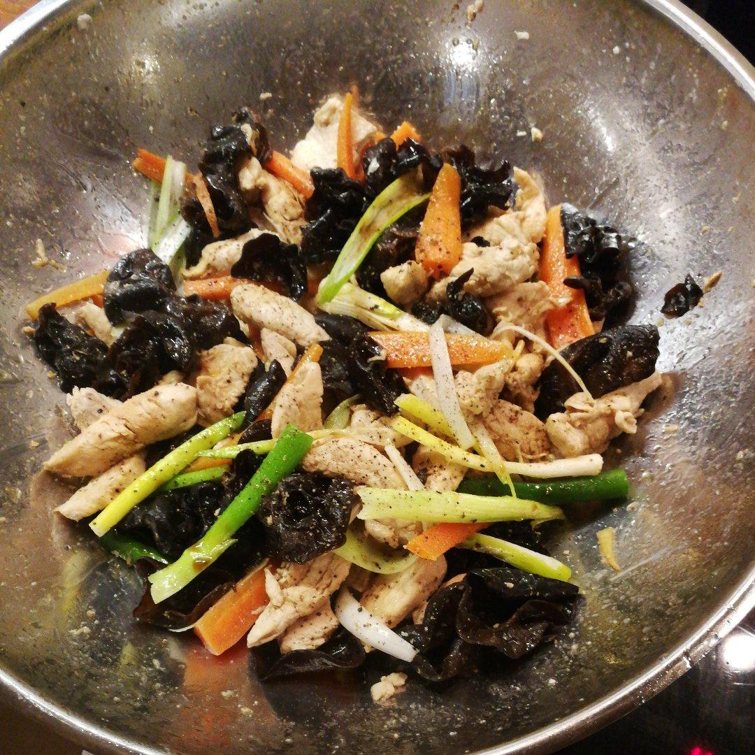 鸡肉炒木耳（或云耳都可以)（家常菜）