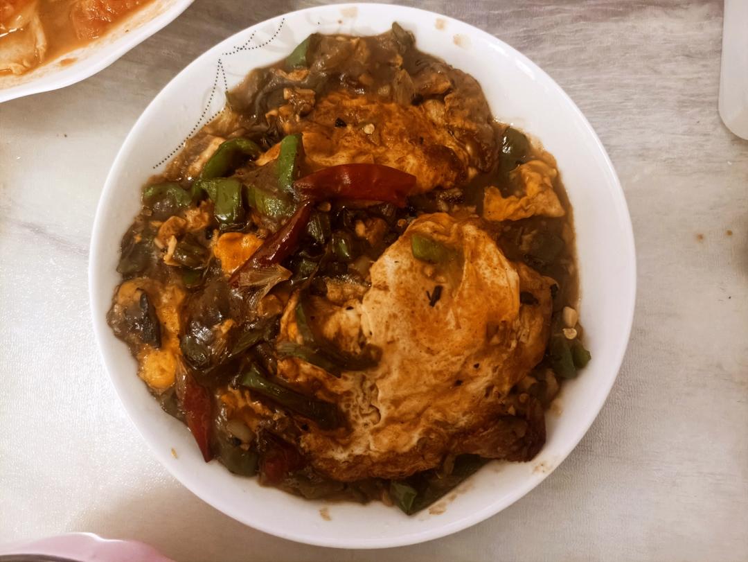 美味巨下饭的家常小炒～辣椒炒荷包蛋！