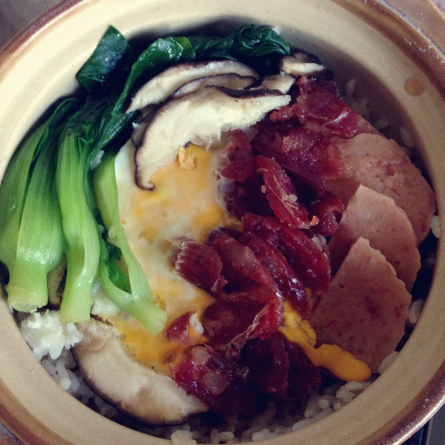 广式腊味煲仔饭