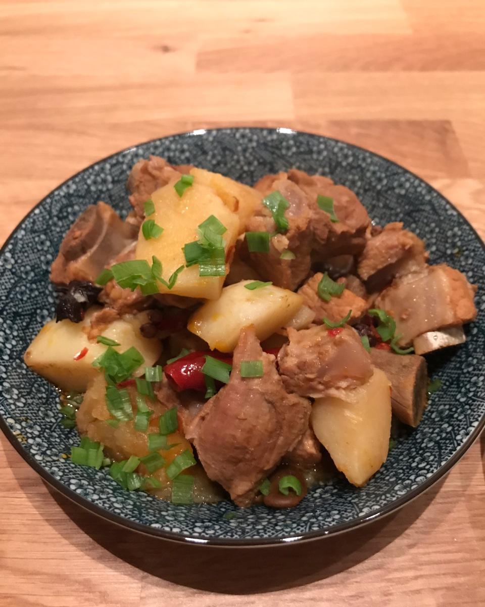 超级下饭的土豆烧排骨