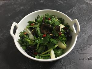 乐活教主的美食之——黑木耳芹菜藕条的做法 步骤3