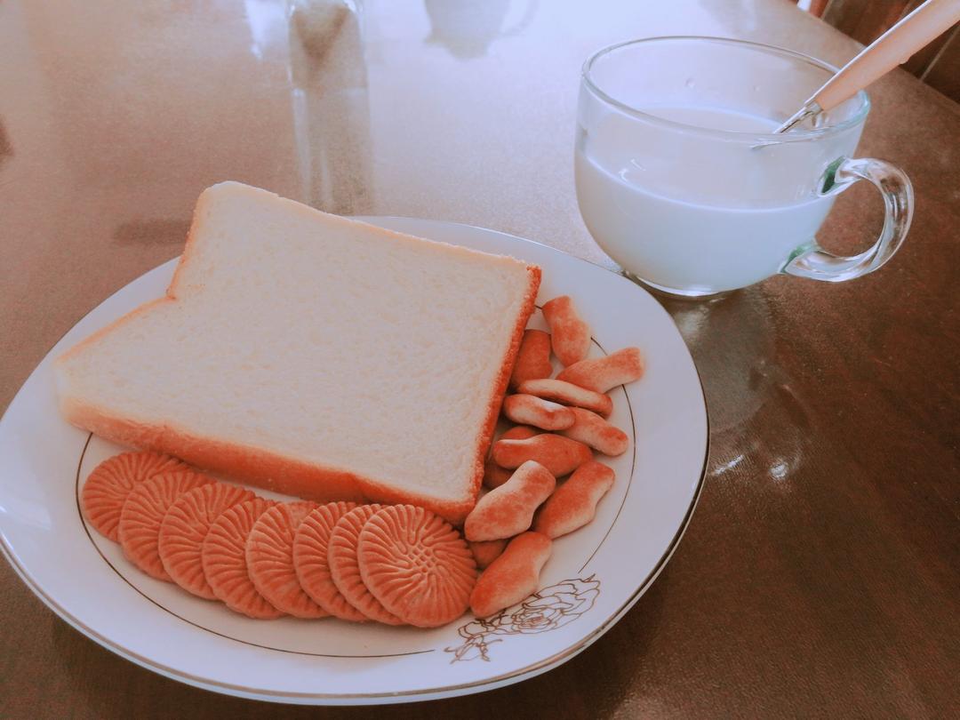 面包泡牛奶