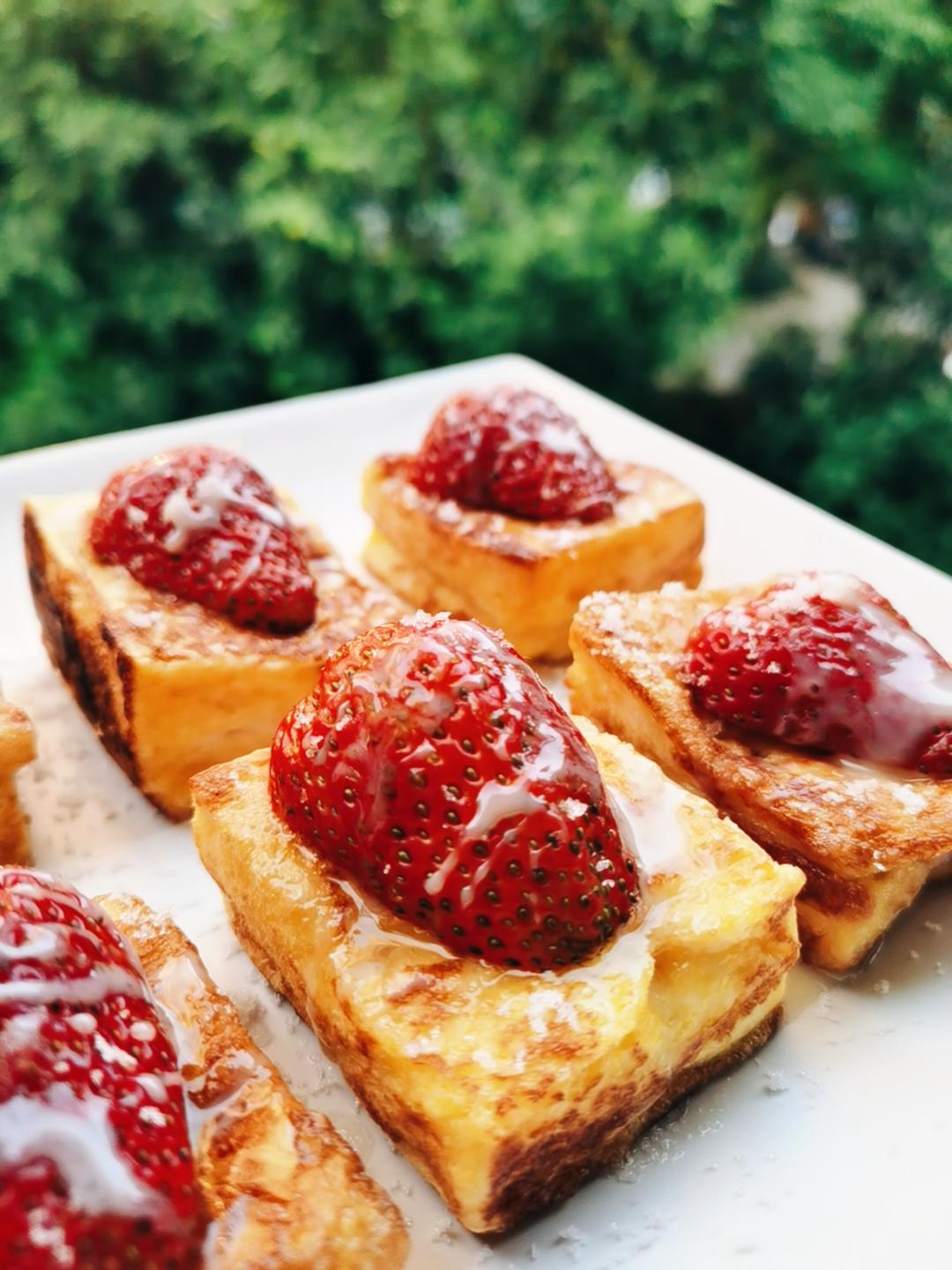 草莓西多士的做法