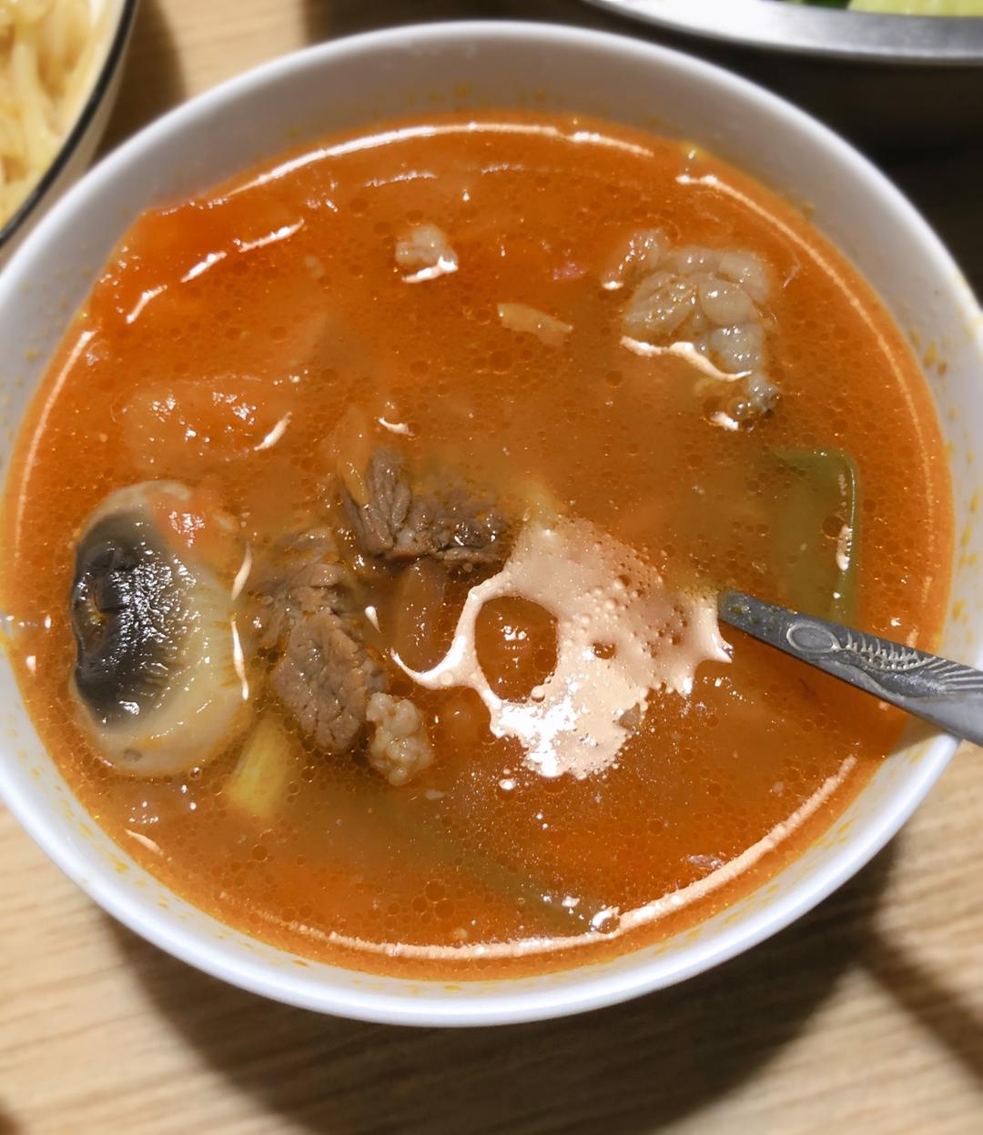 🍅番茄炖牛腩，还有金针菇～酸酸香香的汤