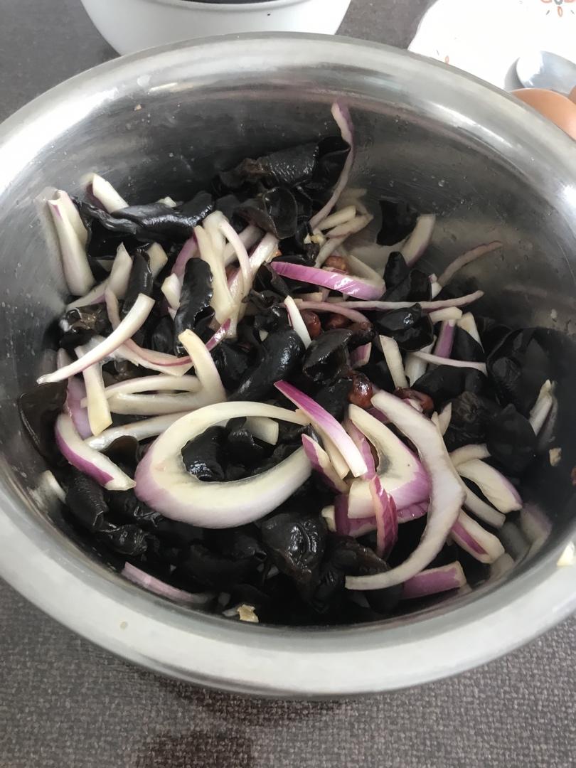 凉拌洋葱木耳–通血管开胃快手凉菜