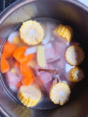 养生椰子板栗排骨汤的做法 步骤2