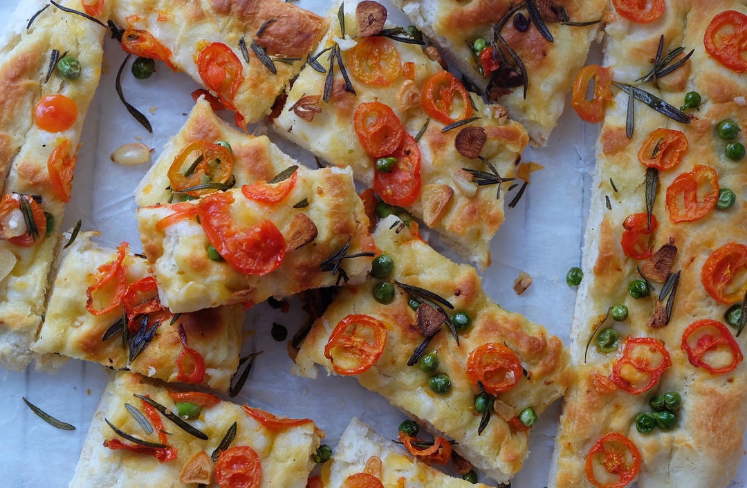 迷迭香番茄青豆佛卡夏Focaccia layered with rosemary tomatoes&peas——北鼎烤箱食谱