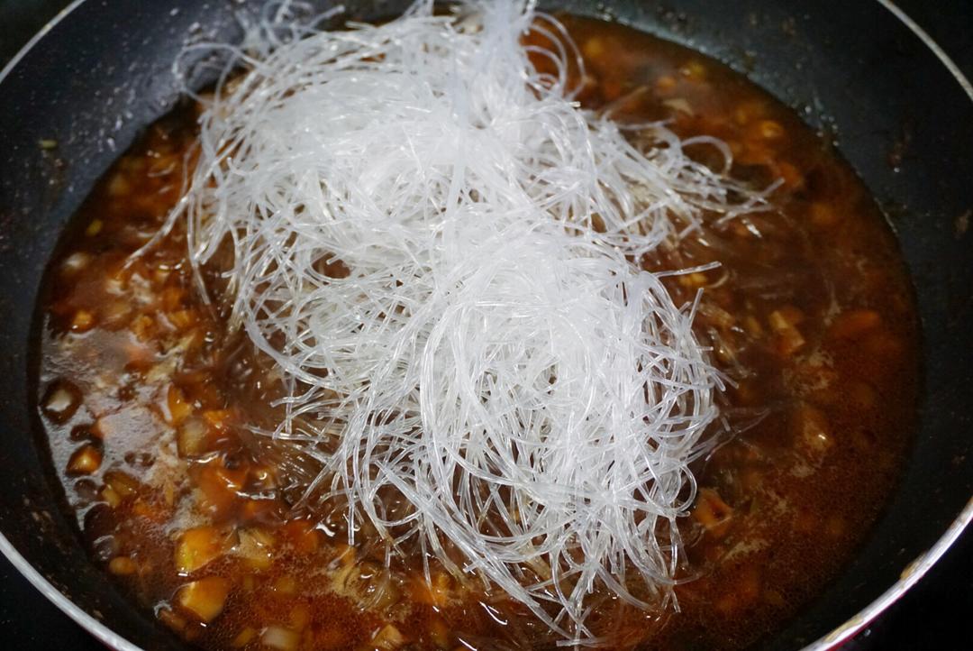 去餐厅必点的粤式虾皇粉丝煲的做法 步骤7