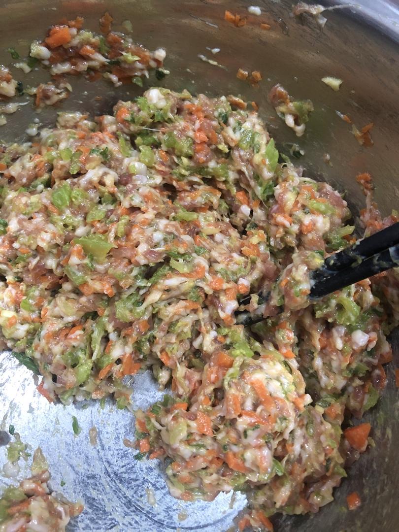 芹菜胡萝卜猪肉水饺
