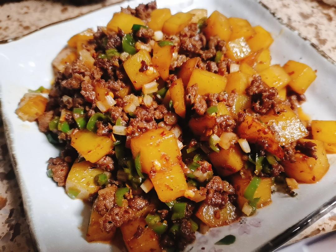 【多汁麻辣牛肉末烧土豆】-15分钟搞定的下饭菜